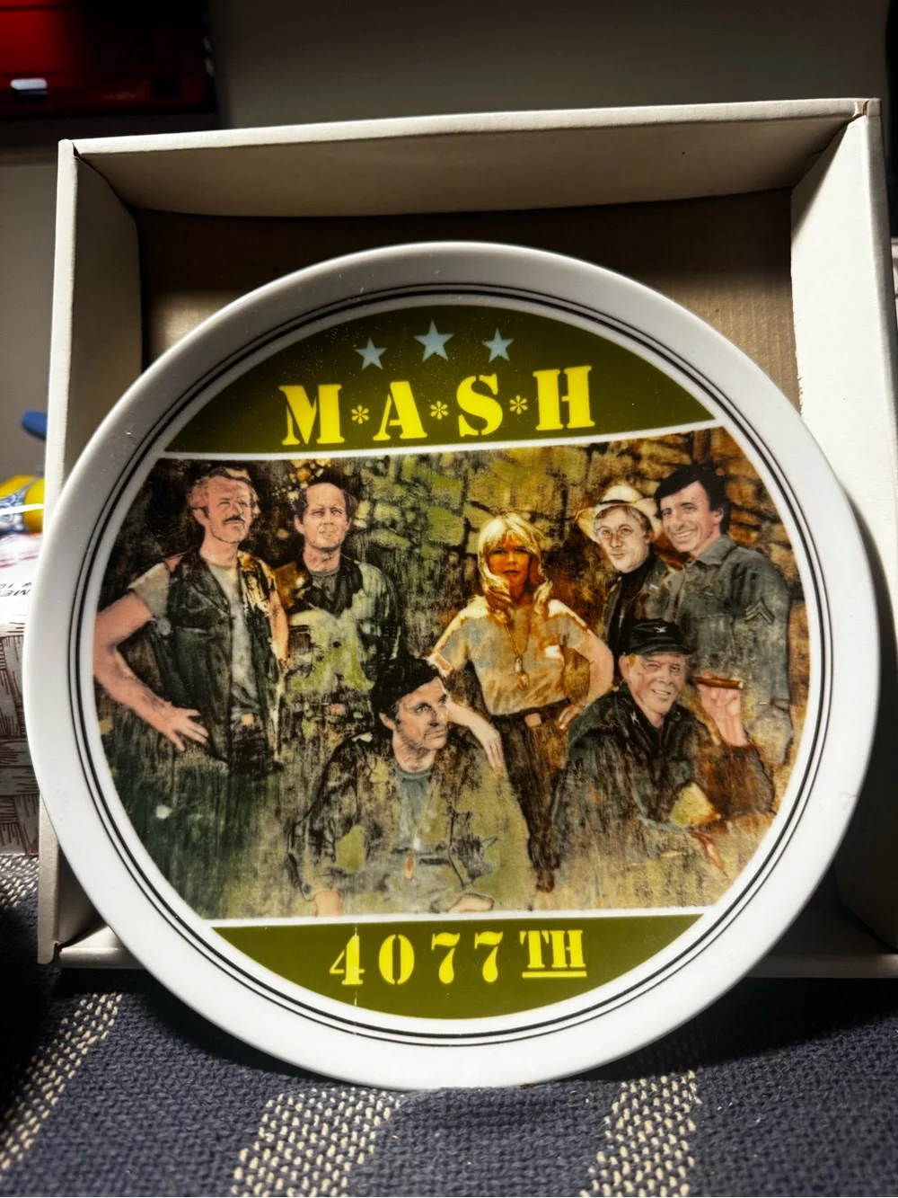 M*A*S*H 4077th Decorative Wall Plate - Olive and White brand new authentic